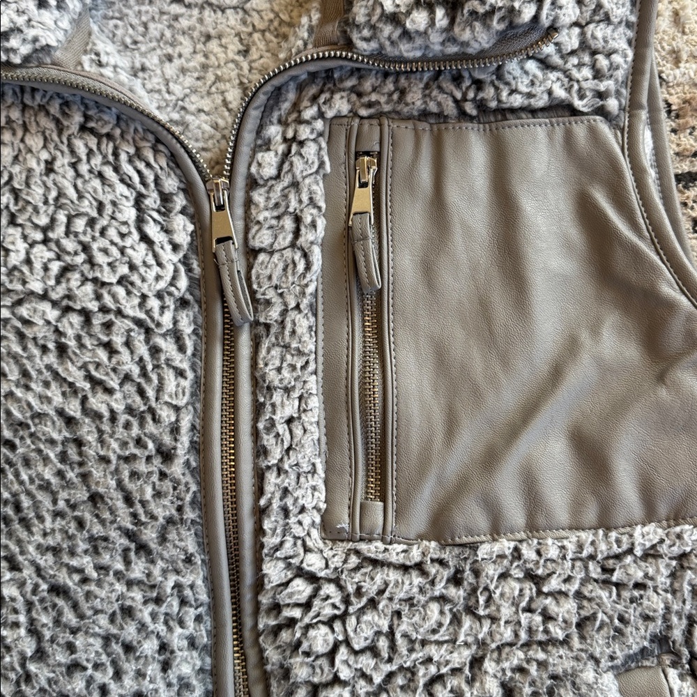 Abercrombie & Fitch Soft Gray Fleece Vest - Picture 3 of 5